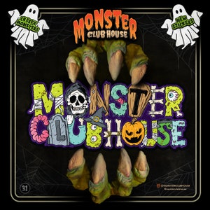 Könnte beinhalten: Eine grüne Monsterhand mit Krallen hält eine bunte Cartoon-Illustration der Worte "Monster Clubhouse". Die Illustration zeigt einen Schädel, einen Hexenhut, einen Kürbis und andere gruselige Details. Der Text "Creepy Monsters" und "New Stickers" ist in den oberen Ecken des Bildes zu sehen.