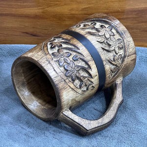 Vintage-Inspired Wooden Mug with Floral Carving & Black Metal Strap – Handcrafted Modern Tankard
