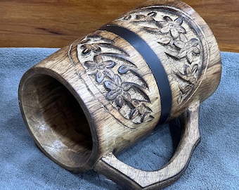 Vintageinspirerad trämugg med blommig snidning och svart metallrem – Handgjord modern sejdel