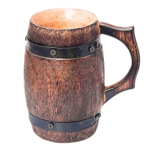Handgemaakte Viking-bierpul: rustiek bierpul van hout en ijzer, nordic drinkgerei
