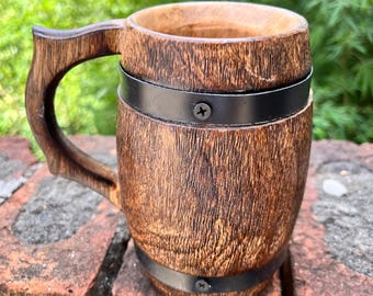 Handgjord vikingaölmugg i trä med järnband – Rustik medeltida sejdel, nordisk ölsten, marskalkens gåva, renässansglas