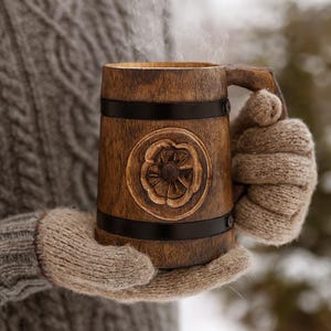 Gepersonaliseerde houten bierpul: rustieke bloemengegraveerde bierpul, vikingstijl