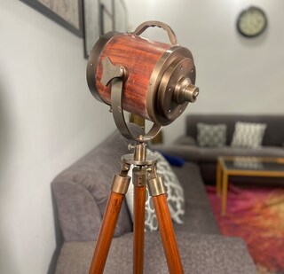 Lampada Da Terra Con Treppiede Stile Nautico UK Gift - Design Industriale Vintage, Finitura Cromata, Altezza 165 Cm