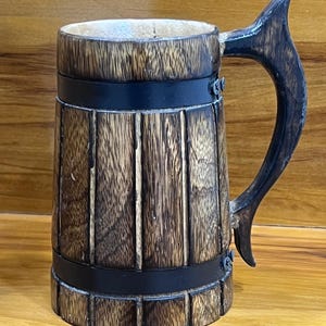 Jarra de cerveza vikinga de madera hecha a mano, personalizada con grabado, ideal para hombres. Regalo rústico para el bar, padrinos de boda o decoración para el hogar o el pub.