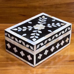 Decoratieve organizer en opbergdoos Bloemdessin Handgemaakte zwart-witte beeninlegdoos voor tafeldecoratie