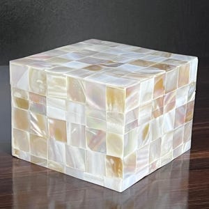 Joyero de nácar blanco / Caja de recuerdos geométrica hecha a mano para decoración del hogar y la mesa