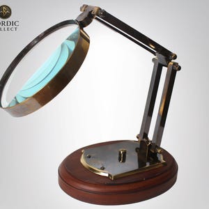 Vintage Brass Magnifying Glass Lamp – Articulated Desk Magnifier with Wooden Base | Steampunk Office Decor & Collector’s Gift Personalized