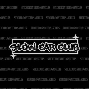 Könnte beinhalten: Weißer Aufkleber mit dem Text "Slow Car Club" in einer weißen, stilisierten Schriftart, umrandet von einem weißen Rechteck. Der Aufkleber befindet sich auf einem schwarzen Hintergrund, mit dem sich wiederholenden Text "StickerConnectLosAngeles".