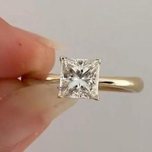 Handgemaakte Princess Cut Moissaniet-verlovingsring: 14K gouden solitaire trouwring