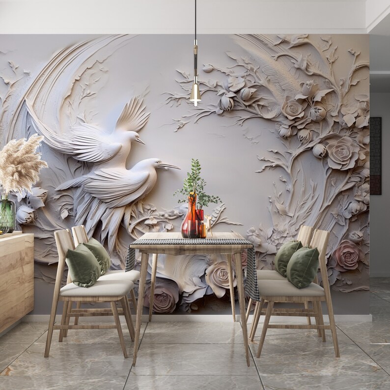 Peut inclure: Une salle &agrave; manger blanche avec une murale murale 3D de fleurs et d'oiseaux. La murale pr&eacute;sente des oiseaux blancs, des fleurs et des feuilles. La pi&egrave;ce a une table en bois avec quatre chaises et un vase de fleurs sur la table.