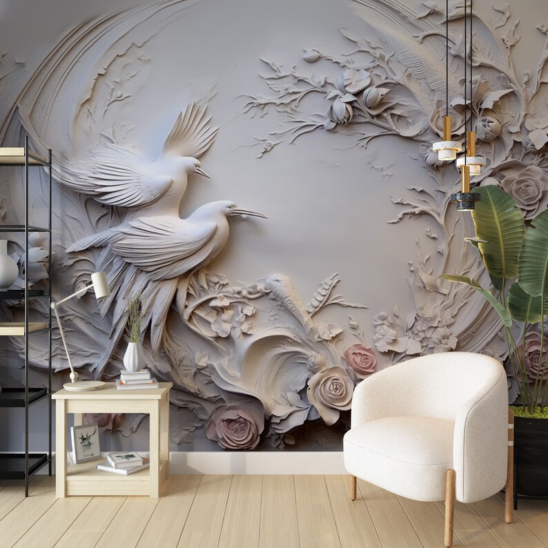 Peut inclure: Une murale murale 3D repr&eacute;sentant deux oiseaux blancs en vol, entour&eacute;s de fleurs et de feuilles sculpt&eacute;es. La murale est sur un fond gris clair.