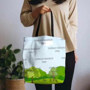 Puede incluir: Una bolsa de tela azul claro con un asa negra. La bolsa tiene un patr&oacute;n repetido de &aacute;rboles verdes y el texto "Overlay Mockup PNG".