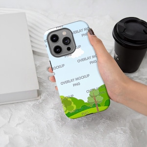Op de afbeelding: Een telefoonhoesje met een blauwe en witte achtergrond en groene bomen. Het hoesje heeft de tekst "Overlay Mockup PNG" die herhaald wordt.