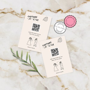 Leg de liefde vast QR-code Trouwkaarten sjabloon Handgetekende krabbelillustraties Leuke mensen Foto delen Geïllustreerde wegwerpcamera 9n