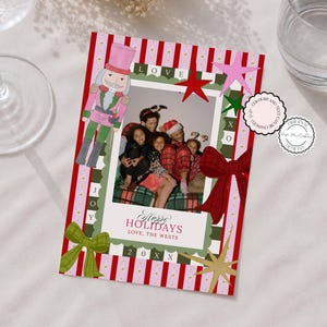 風変わりなクリスマスカードテンプレート カラフルでお祝いムード満点の家族写真入りホリデーカード 印刷可能なリボン付きシーズングリーティングカード 編集可能なレトロなクリスマスカード