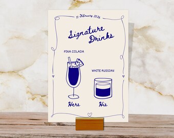 Könnte beinhalten: Eine weiße Karte mit blauem Text und Illustrationen von zwei Cocktails. Der Text lautet "Signature Drinks", "Pina Colada", "White Russian", "Hers" und "His".