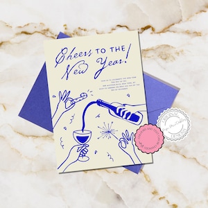 Puede incluir: Una invitaci&oacute;n a una fiesta de Nochevieja con fondo crema y texto azul. La invitaci&oacute;n presenta una mano vertiendo vino de una botella en una copa, con un fuego artificial y un favor de fiesta en el fondo. El texto dice "Cheers to the New Year!" e incluye la fecha, la hora y la ubicaci&oacute;n de la fiesta.