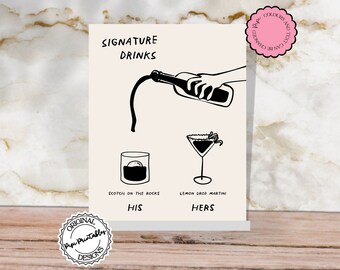 Könnte beinhalten: Ein druckbarer Kunstdruck mit einer Schwarzweißillustration von zwei Cocktails. Der Text lautet "Signature Drinks" und enthält die Namen der Getränke "Scotch on the Rocks" und "Lemon Drop Martini". Der Text "His" und "Hers" befindet sich unter den Getränken.
