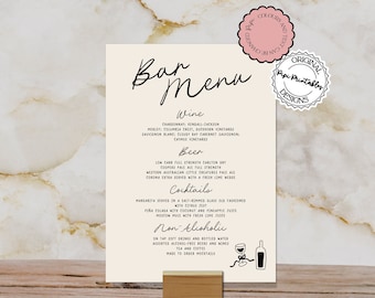 Könnte beinhalten: Ein druckbares Bar-Menü-Schild mit handschriftlicher Schrift. Die Speisekarte listet Wein, Bier, Cocktails und alkoholfreie Optionen auf. Das Schild ist mit einer kleinen Illustration eines Weinglases und einer Flasche verziert.