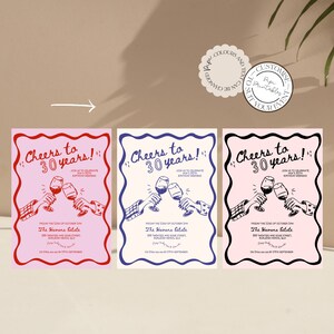Puede incluir: Tres invitaciones imprimibles para una fiesta de cumplea&ntilde;os de 30 a&ntilde;os. Las invitaciones son de color rosa, blanco y azul con un contorno negro. Las invitaciones presentan un gr&aacute;fico de dos manos sosteniendo copas de vino. El texto de las invitaciones dice "Cheers to 30 years!" e incluye la fecha, la hora y el lugar de la fiesta.