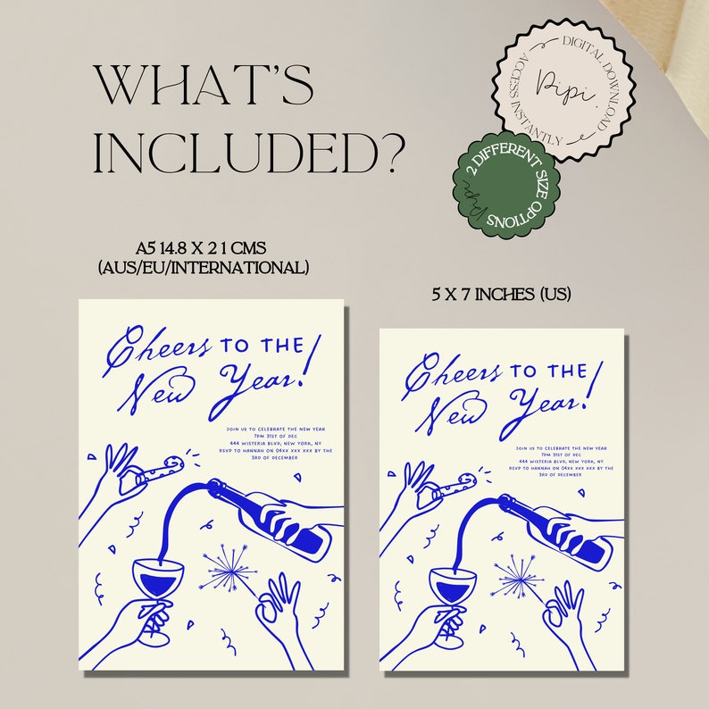 Puede incluir: Dos invitaciones imprimibles para una fiesta de Nochevieja en azul y blanco. Las invitaciones muestran una mano vertiendo champ&aacute;n en una copa con un fuego artificial. El texto dice "Cheers to the New Year!" e incluye la fecha y la hora del evento. Las invitaciones est&aacute;n disponibles en dos tama&ntilde;os: 5x7 pulgadas y A5 (14,8 x 21 cm).