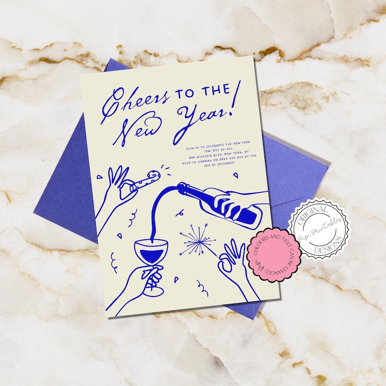 Puede incluir: Una invitaci&oacute;n a una fiesta de Nochevieja con fondo crema y texto azul. La invitaci&oacute;n presenta una mano vertiendo vino de una botella en una copa, con un fuego artificial y un favor de fiesta en el fondo. El texto dice "Cheers to the New Year!" e incluye la fecha, la hora y la ubicaci&oacute;n de la fiesta.
