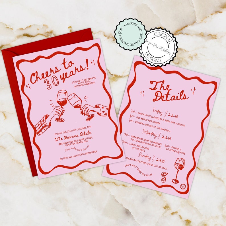 Puede incluir: Dos tarjetas de invitaci&oacute;n de color rosa y rojo para una fiesta de cumplea&ntilde;os n&uacute;mero 30. La primera tarjeta presenta una ilustraci&oacute;n de dibujos animados de dos personas brindando con copas de vino. La segunda tarjeta enumera los detalles de la celebraci&oacute;n del fin de semana, que incluyen un spa, una cena, yoga y un brunch. El texto en las tarjetas dice "Cheers to 30 years!" y "The Details".