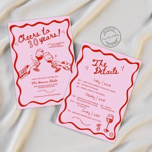 Puede incluir: Una invitaci&oacute;n rosa y roja con una fuente caprichosa para una celebraci&oacute;n de cumplea&ntilde;os n&uacute;mero 30. La invitaci&oacute;n incluye el texto "Cheers to 30 years!" y detalla la ubicaci&oacute;n, la fecha y la hora del evento. La parte posterior de la invitaci&oacute;n enumera las actividades del fin de semana, que incluyen un spa, una cena y yoga.