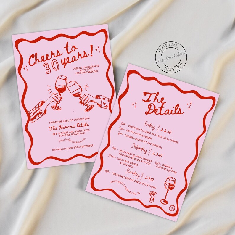 Puede incluir: Una invitaci&oacute;n rosa y roja con una fuente caprichosa para una celebraci&oacute;n de cumplea&ntilde;os n&uacute;mero 30. La invitaci&oacute;n incluye el texto "Cheers to 30 years!" y detalla la ubicaci&oacute;n, la fecha y la hora del evento. La parte posterior de la invitaci&oacute;n enumera las actividades del fin de semana, que incluyen un spa, una cena y yoga.
