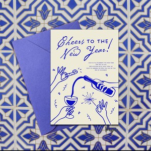Puede incluir: Una tarjeta blanca con texto e ilustraciones azules. El texto dice "Cheers to the New Year!" e incluye detalles para una fiesta de Nochevieja. Las ilustraciones representan una mano vertiendo vino de una botella en una copa, con confeti y una bengala de fondo.