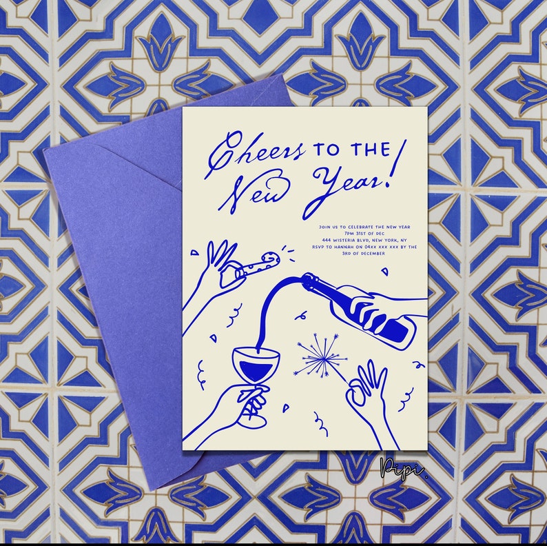 Puede incluir: Una tarjeta blanca con texto e ilustraciones azules. El texto dice "Cheers to the New Year!" e incluye detalles para una fiesta de Nochevieja. Las ilustraciones representan una mano vertiendo vino de una botella en una copa, con confeti y una bengala de fondo.