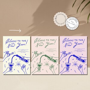 Puede incluir: Tres invitaciones imprimibles para una fiesta de Nochevieja con diferentes fondos de colores. Cada invitaci&oacute;n presenta una ilustraci&oacute;n dibujada a mano de una botella de champ&aacute;n que se vierte en una copa con una bengala. El texto de cada invitaci&oacute;n dice "Cheers to the New Year!"