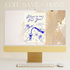 Puede incluir: Una ilustraci&oacute;n digital de una invitaci&oacute;n a una fiesta de Nochevieja con el texto "Cheers to the New Year!" en letras azules. La ilustraci&oacute;n representa una botella de vino que se vierte en una copa de vino con una bengala de fondo.