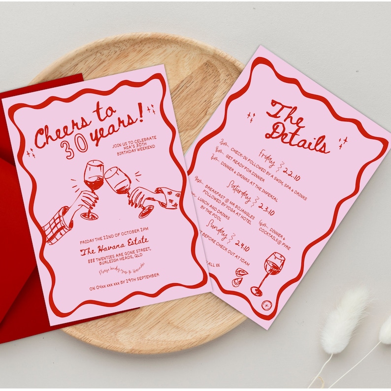 Puede incluir: Tarjetas de invitaci&oacute;n rosas y rojas con un dise&ntilde;o caprichoso. Las tarjetas presentan una ilustraci&oacute;n dibujada a mano de dos personas brindando con copas de vino. El texto en las tarjetas dice "Cheers to 30 years!" y "The Details".
