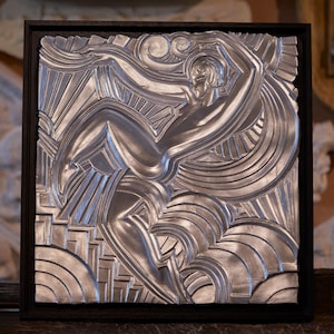 Art deco bas-reliëf zilver kleur in zwart houten lijst naar Maurice Picaud - Folies Bergère muursculptuur wandobject 3D muurkunst