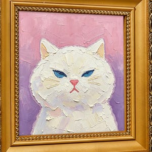 Puede incluir: Una pintura al óleo de un gato blanco con ojos azules y nariz rosa, realizada con pinceladas gruesas de empaste. El gato se sitúa sobre un fondo degradado que va del rosa al morado, todo ello dentro de un marco ornamentado de color dorado.