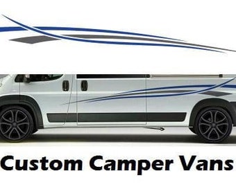 Puede incluir: Una furgoneta blanca para acampar con rayas azules y grises personalizadas a lo largo del lateral. La furgoneta tiene ruedas negras y un ribete negro alrededor de las ventanas. El texto "Custom Camper Vans" está impreso debajo de la furgoneta.