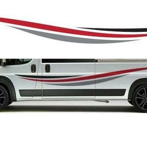 Op de afbeelding: Een witte bestelwagen met een rode, zwarte en grijze streep sticker aan de zijkant. De sticker is een gebogen lijn met een golvend ontwerp.