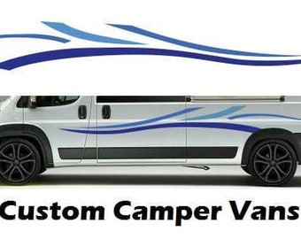 Puede incluir: Una furgoneta blanca para acampar con rayas onduladas azules y azul claro a lo largo del lateral. El texto "Custom Camper Vans" está impreso debajo de la furgoneta.