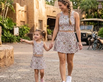 Conjunto deportivo elegante en tonos neutros con estampado de leopardo de Mickey Mouse, falda pantalón coqueta, idea de regalo para el Día de la Madre o cumpleaños de RunDisney Summer Vacation.