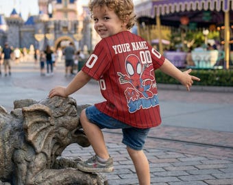 Camiseta de béisbol personalizada de Spidey y sus increíbles amigos, camiseta roja a rayas personalizada, regalo de cumpleaños de superhéroe, viaje a Disney para niños 2026.