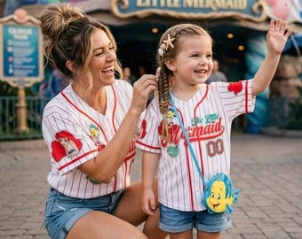 Camisa de beisebol personalizada da Ariel, inspirada na Pequena Sereia, com listras vermelhas. Presente de aniversário da Princesa da Disney, ideal para as férias de verão de 2026.