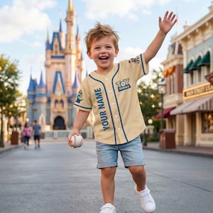 Personalisierte Spielzeug Geschichte Baseball Jersey Kinder benutzerdefinierte Name Nummer Woody Buzz Shirt, Disney Geburtstagsgeschenk für Jungen, Familienurlaub Sommer 2026 Top