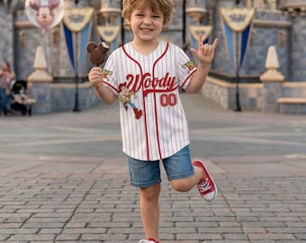 Camiseta de béisbol personalizada de Woody, camiseta de rayas rojas de Toy Story para niños, regalo de cumpleaños de Disney para niño, ropa a juego para vacaciones familiares 2026