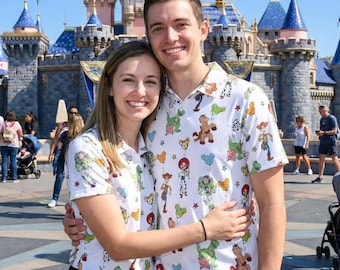 Polo divertido con globo de Toy Story Friends, atuendo inspirado en Pixar de Woody, Buzz, Jessie y Rex, y camiseta de golf de vacaciones de Hollywood Studios.