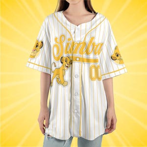 Personalisierte Simba König der Löwen Geburtstag Vater Mutter Tag Geschenk Disney 70. Jahrestag 2026 Baseball Jersey Familie Passendes Shirt Bild 6