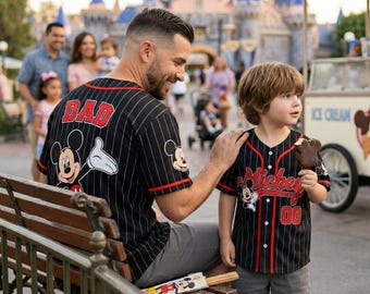 Camiseta de béisbol personalizada de Mickey Mouse para cumpleaños, Día del Padre, 70.º aniversario de Disney 2026, para toda la familia.