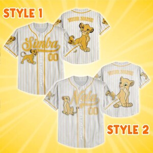 Personalisierte Simba König der Löwen Geburtstag Vater Mutter Tag Geschenk Disney 70. Jahrestag 2026 Baseball Jersey Familie Passendes Shirt Bild 2