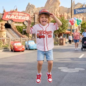 Camiseta de béisbol personalizada de Rayo McQueen, camiseta de carreras de rayas blancas personalizada, regalo de cumpleaños de Disney para niño, camiseta infantil de vacaciones de verano 2026