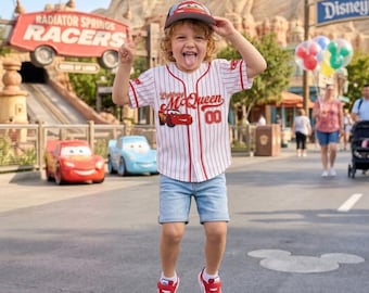 Camiseta de béisbol personalizada de Rayo McQueen, camiseta de carreras de rayas blancas personalizada, regalo de cumpleaños de Disney para niño, camiseta infantil de vacaciones de verano 2026